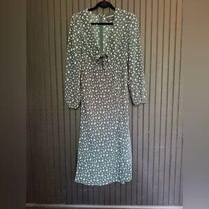 Kittenish Green and White V-Neck Bishop Sleeve Sundress